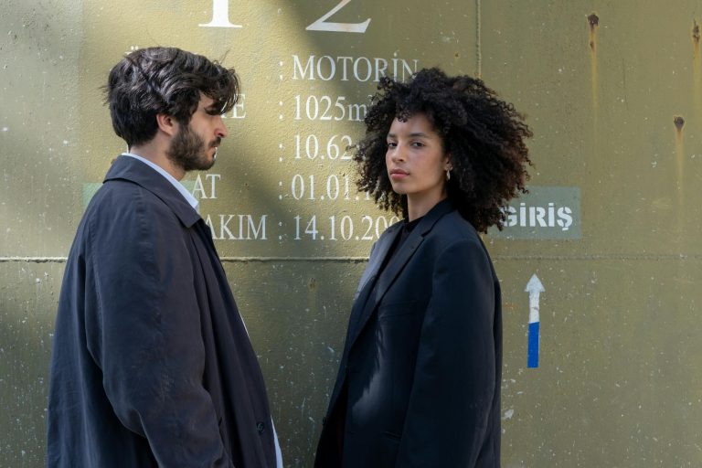 Güller ve Günahlar series scene