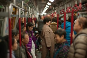 Hong Kong’da Toplu Taşımada Şok Anlar