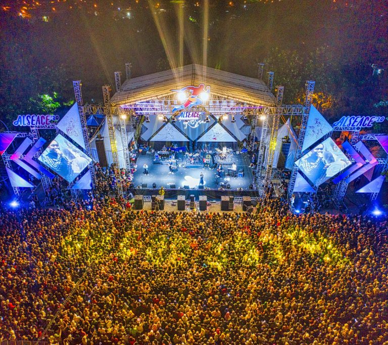 Nazan Öncel stage