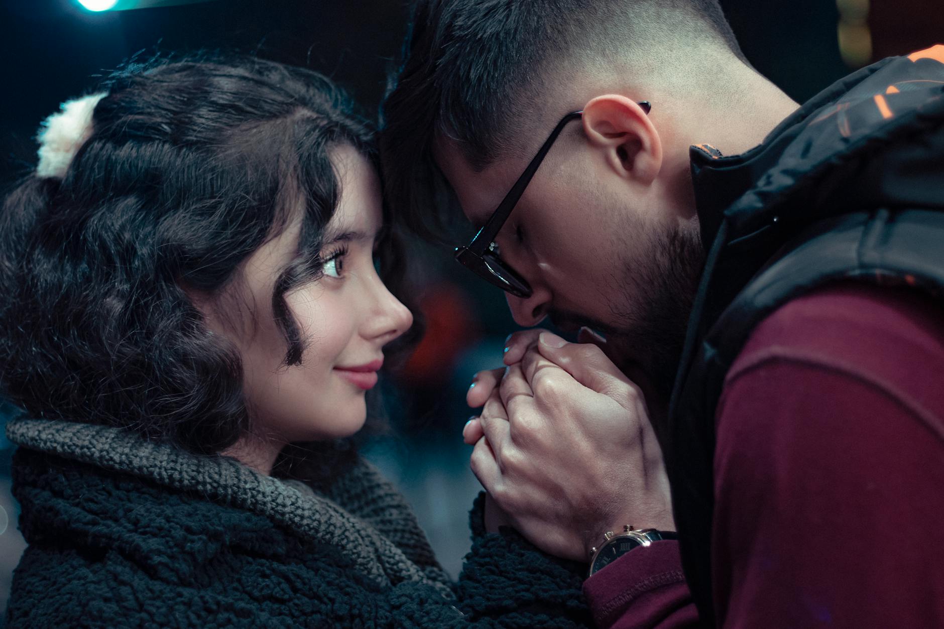 Uzak Şehir Alya Cihan kiss scene
