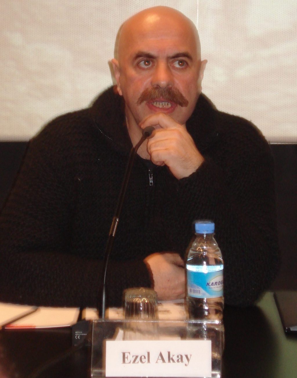 Ezel Akay evinde